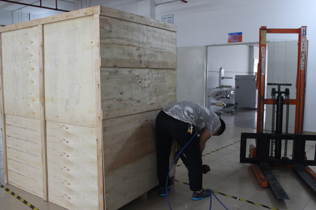 Embalaje en caja de madera para etiquetado horizontal (2).JPG