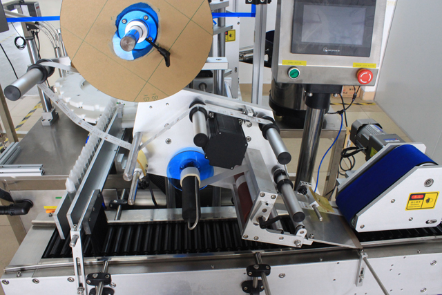 rolling bars from horizontal labeling machine Correa sincrónica para enrollar botellas.jpg