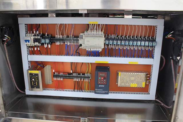 horizontal small bottles labeling machine picture Imagen real de la máquina etiquetadora horizontal.jpg