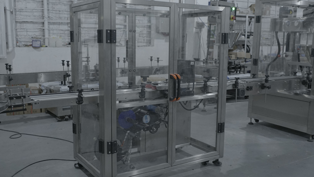 Maquina etiquetadora de frascos de fondo.jpg