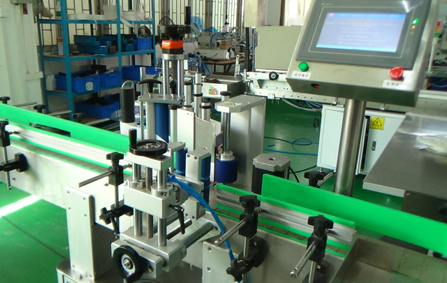 Imagen de cerca de la máquina etiquetadora.jpg