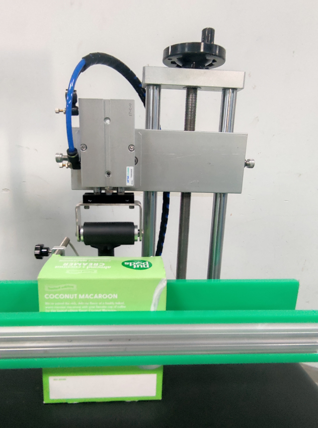 detalles de etiquetadora de pegatinas.jpg