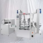 Máquina para llenado y etiquetado de botellas pequeñas de líquido con posicionador