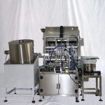 Máquina de llenado y tapado de botellas pequeñas de aceite para el cuidado del cabello monobloque