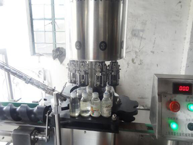 Dentro de la máquina tapadora ROPP.jpg