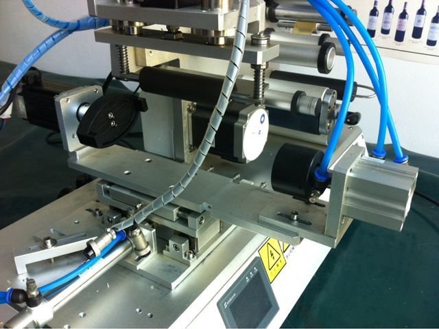 Máquinas etiquetadoras cabezal etiquetador .jpg