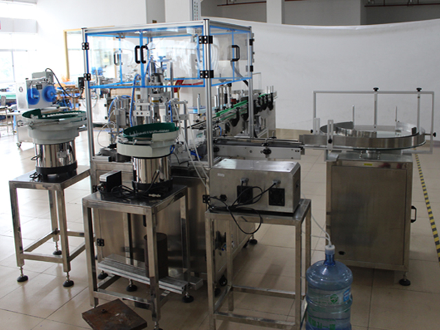 Imágenes reales de llenado, tapado y etiquetado.jpg