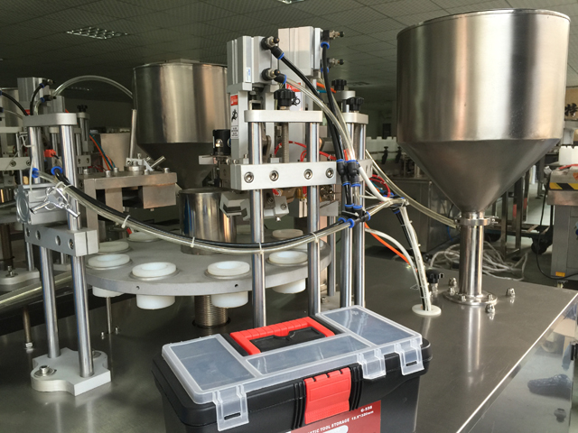 Tubos de llenado y sellado en fila.jpg