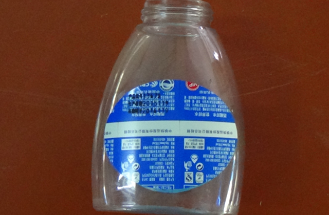 Máquina etiquetadora de rollos para muestras de botellas planas.jpg