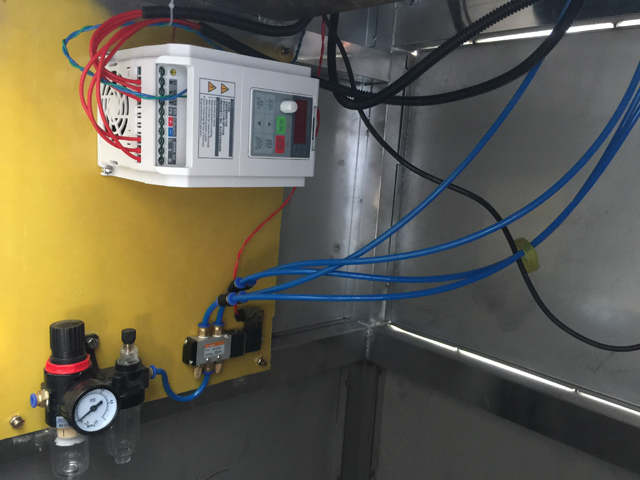 Dentro de la máquina tapadora ROPP.jpg