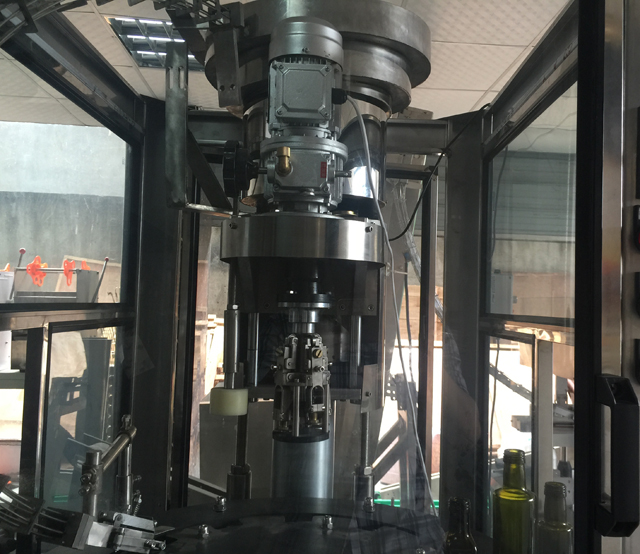 Dentro de la máquina tapadora ROPP.jpg