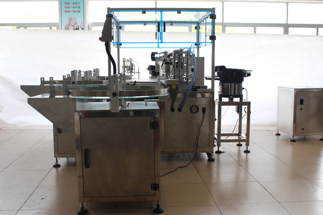 Máquina de llenado y tapado de aceites esenciales.jpg