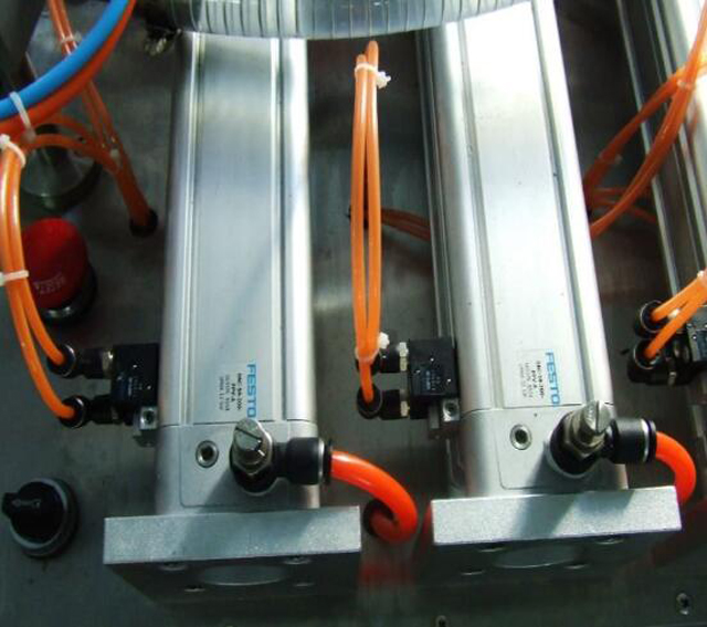 Imágenes de cerca de maquinaria de llenado.jpg