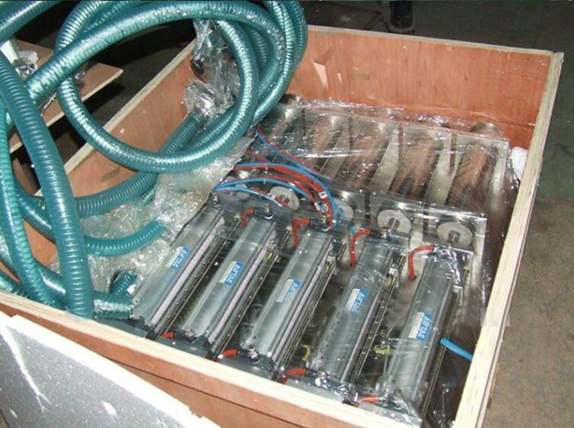 Máquina llenadora de 4 cabezales en caja de madera.jpg