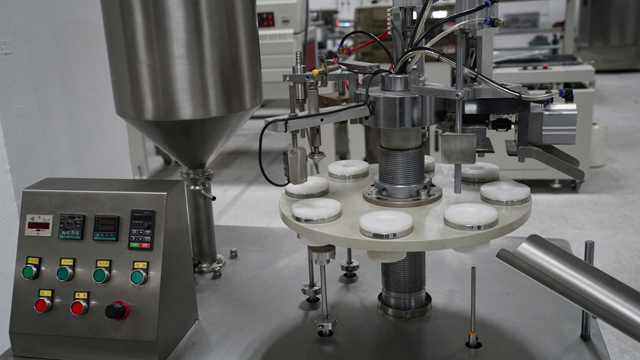 Equipo de llenado y sellado de tubos.jpg