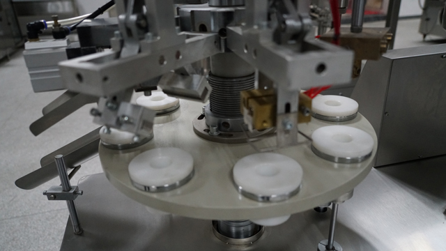 Línea de llenado y sellado de tubos semiautomática.jpg