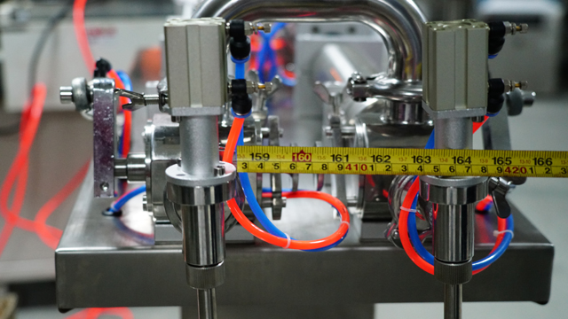 stainless steel connection part for whole filling machines Maquina llenadora con acero inoxidable.jpg