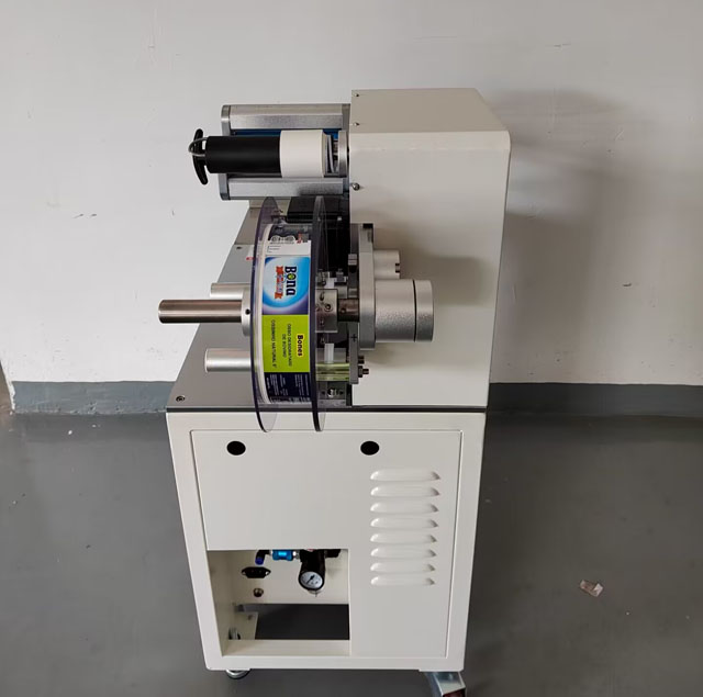 Etiquetadora de envases de comida para perros (4).jpg