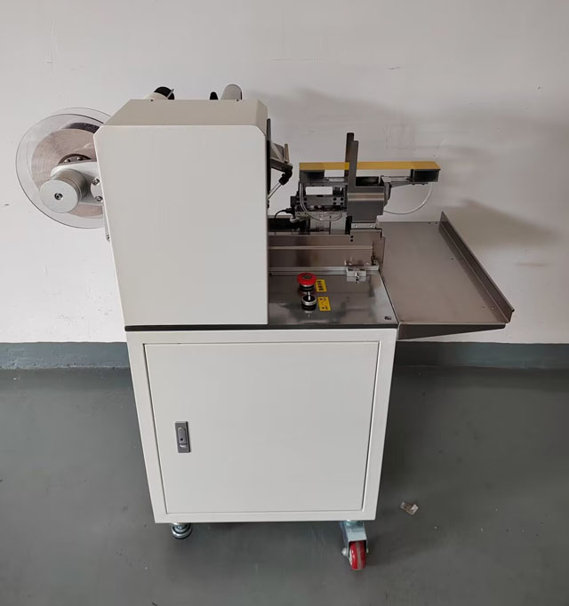 Etiquetadora de envases de comida para perros (5).jpg