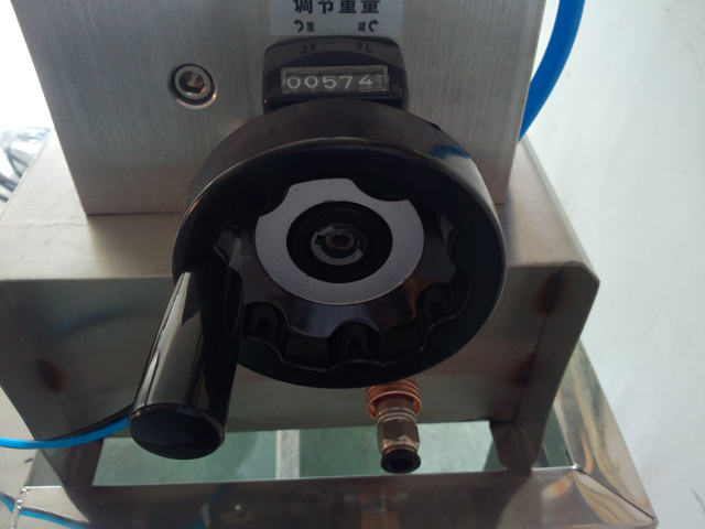 liquid filling machine semi automatic Equipo para rellenar champú.jpg