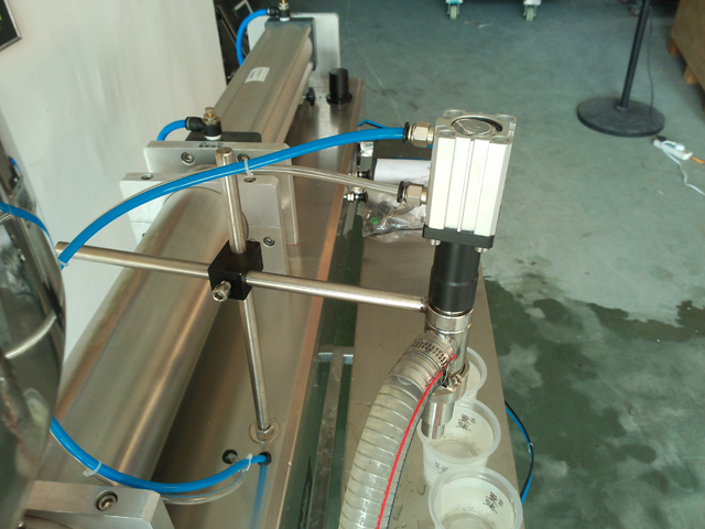 liquid filling machine for lotion shampoo cream Equipo para rellenar champú.jpg