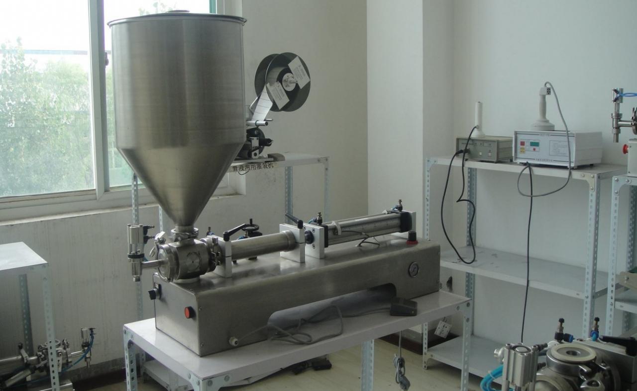 liquid paste filling machine with vertical hopper MÁQUINA LLENADORA DE UN SOLO CABEZAL CON TOLVA.jpg