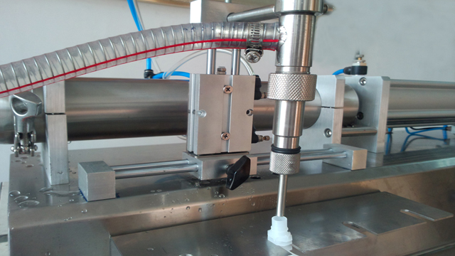 single head filling machine for spout bags with hopper llenador de caño.jpg