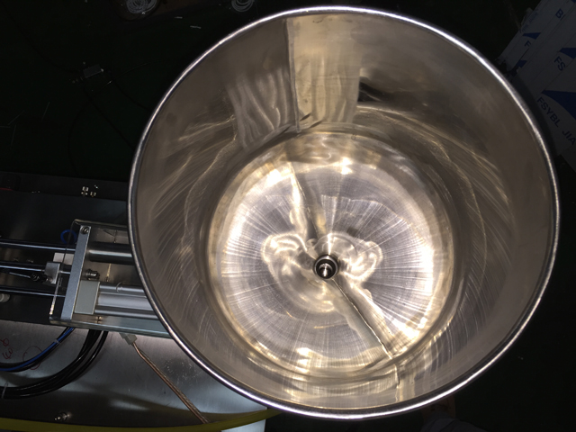 filling hopper for filling sealing Tolva de llenado para máquina de llenado por ultrasonidos.jpg