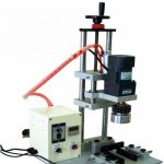 Máquina taponadora neumática de botellas de plástico de sobremesa semiautomática