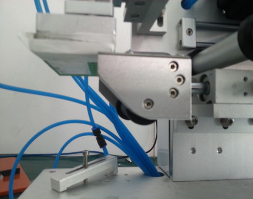 semi automatic flat bottles labeling equipment Etiquetadora plana con PLC avanzado (2).jpg