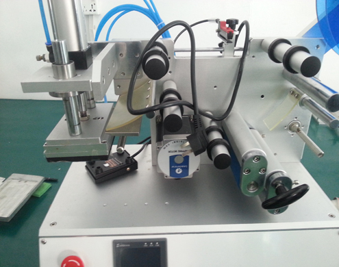 flat surface labeling equipment semi automatic etiquetadora de superficies planas (3).jpg
