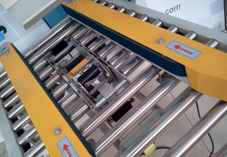 carton sealing stainless steel roll Primer plano de la máquina de sellado de cajas de cartón semiautomática.jpg