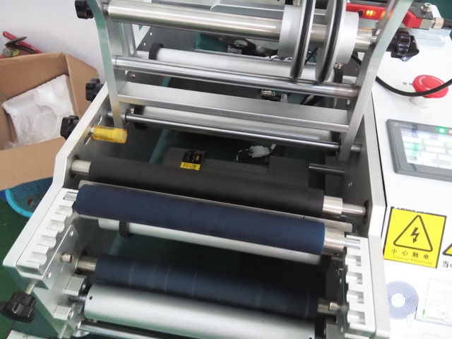 ETIQUETADORA SEMIAUTOMATICA para agujas de inyección.jpg