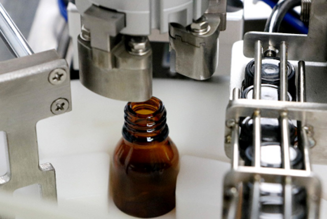 Máquina de llenado de botellas de aceite de sobremesa.jpg