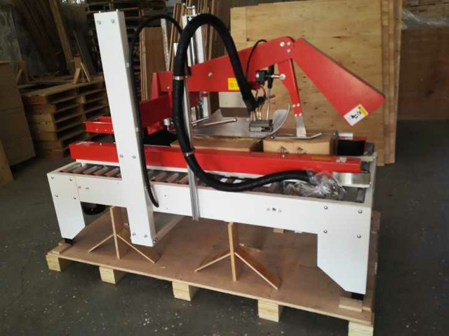 Máquina de sellado de cajas de cartón con pegamento termofusible.jpg