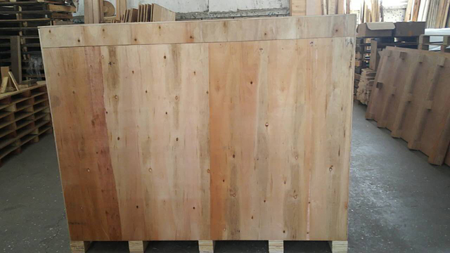 Selladora de cajas de cartón en caja de madera.jpg