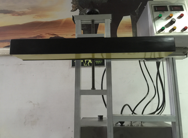 Maquinaria de sellado por inducción con refrigeración por agua.jpg