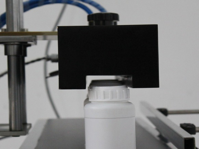 Máquina de sellado por inducción tipo túnel.jpg