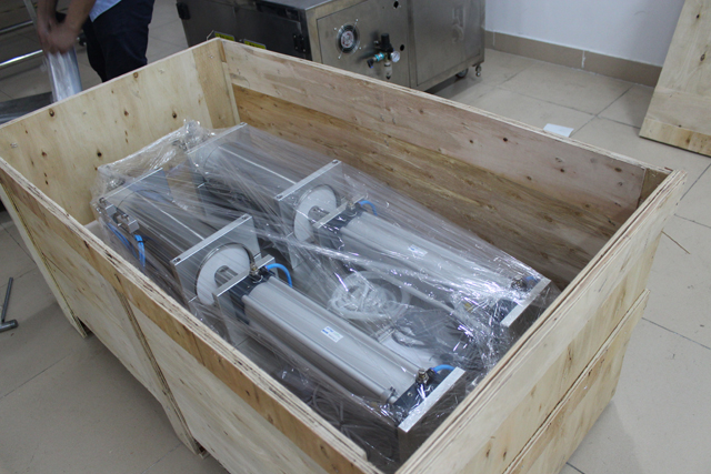 máquina dentro de caja de madera.jpg