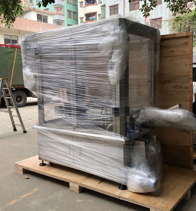 Máquina tapadora de tarros de crema en caja de madera